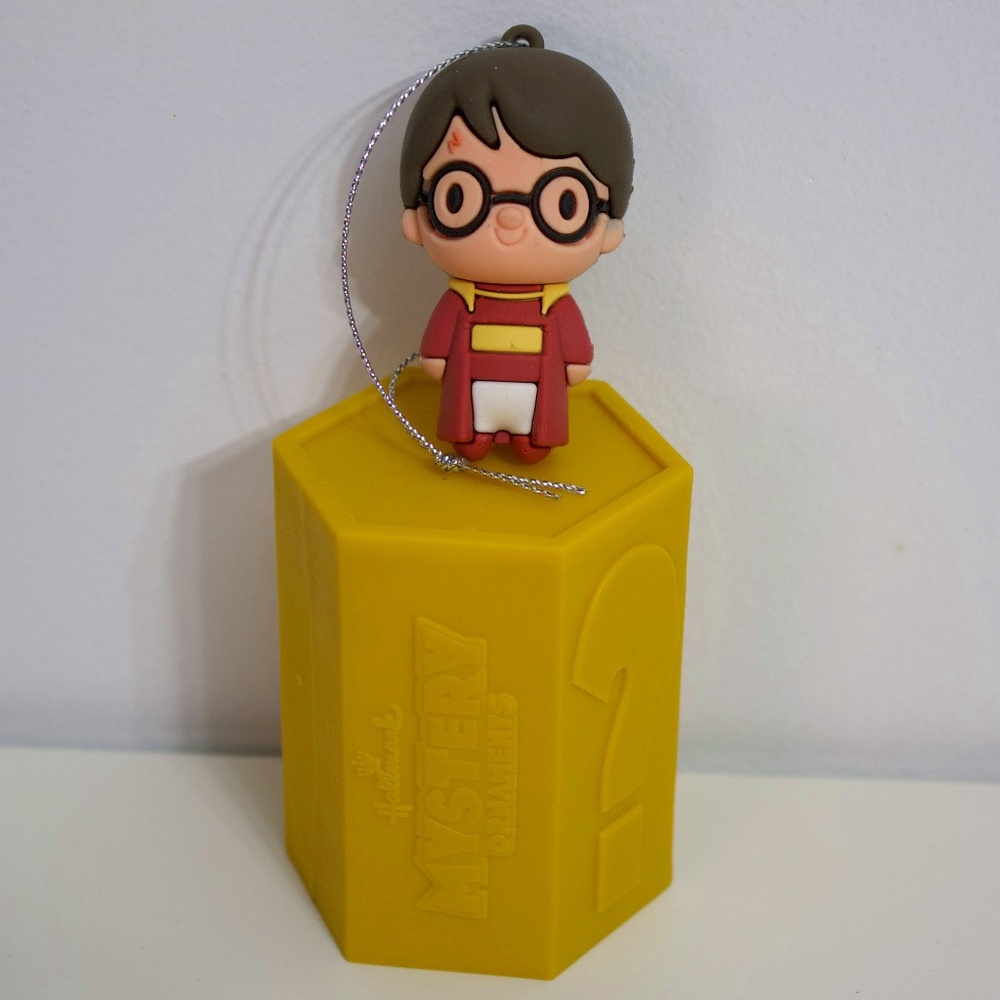 2023 S3 Hallmark Harry Potter Mystery Ornament, Harry Potter Quidditch Uniform